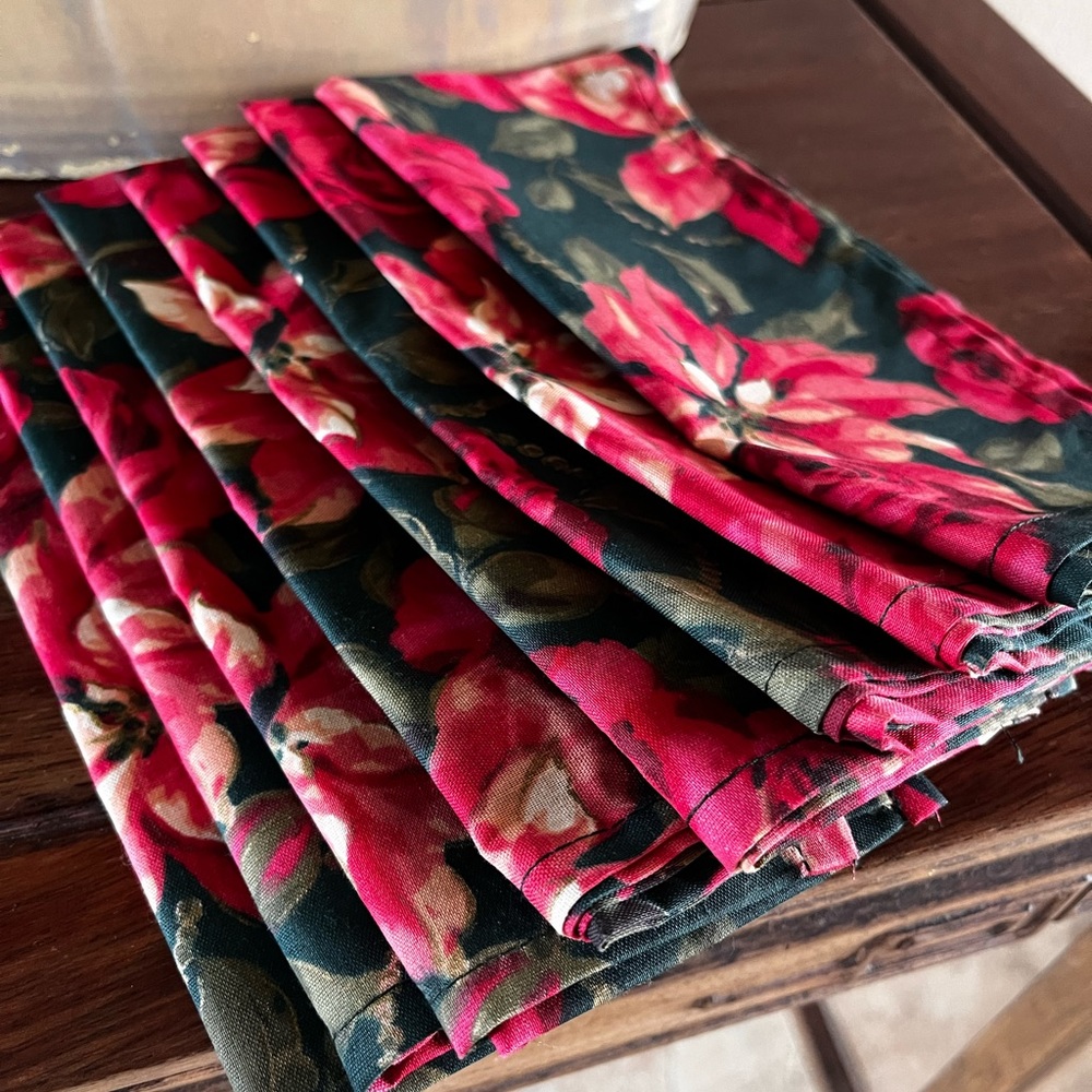 🎄Eight cotton napkins placemats red roses and poinsettias